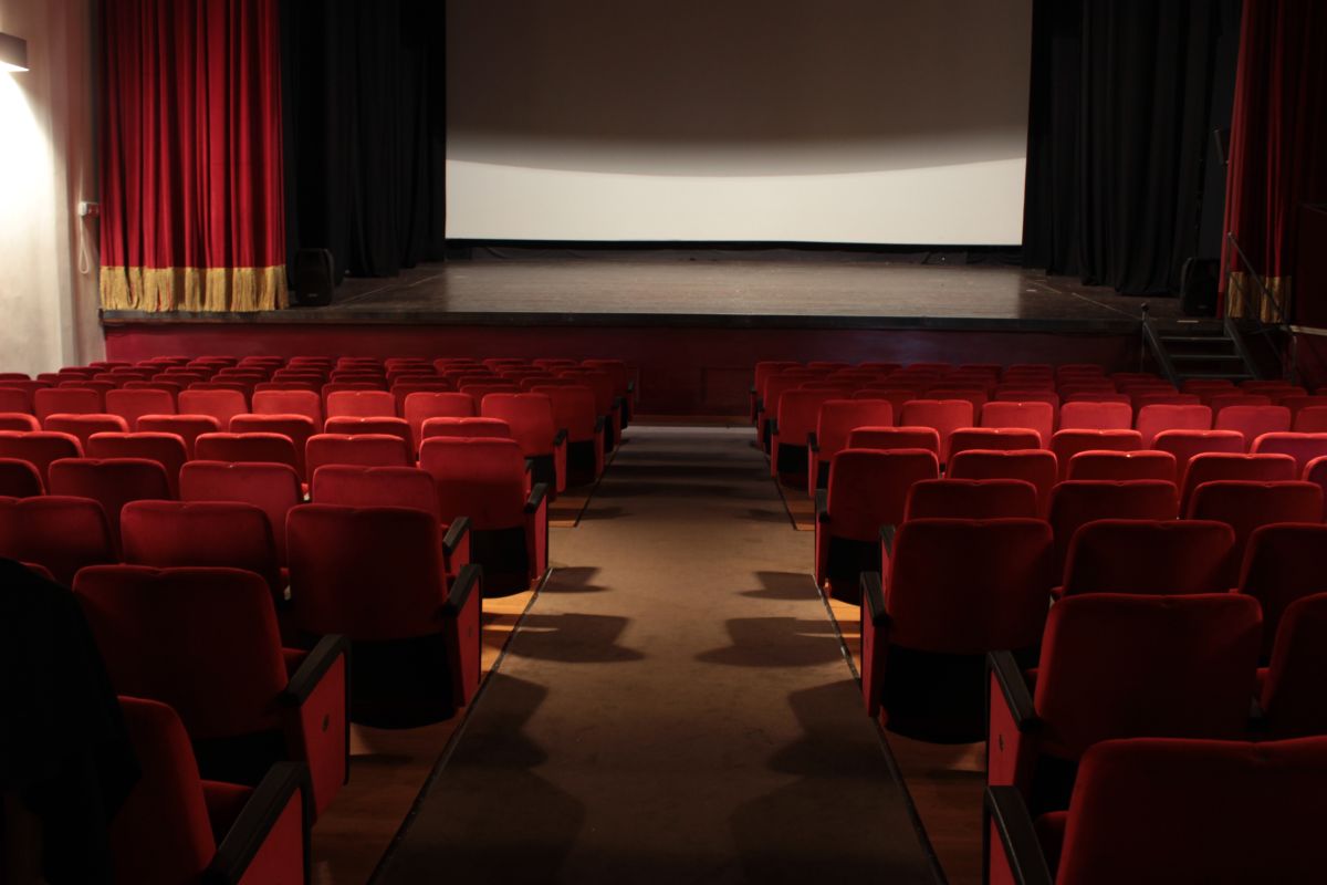 TEATRO DELLE ARTI
Il Teatro delle Arti a Lastra a Signa, riaperto nel 2010 grazie alla volontà e alla determinazione del Comune di Lastra a Signa, gestito fin dall’apertura dalla compagnia Teatro popolare d’arte, è uno spazio polifunzionale, che si presta a spettacoli, performance, cinema, reading, mostre e convegni