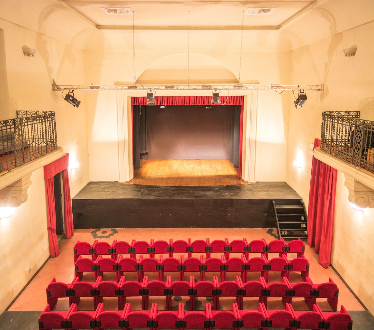 TEATRO COMUNALE DI ANTELLA
Classificato dalla Regione fra i «Teatri Storici della Toscana da salvaguardare», il Teatro Comunale di Antella nasce verso la fine dell’800 per volontà del popolo