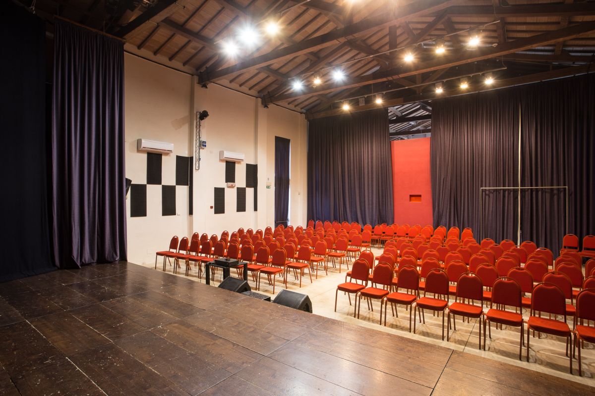 TEATRO VITTORIA
Simbolo della rinascita del dopoguerra prese forma grazie alla manodopera diretta dei Combattenti e Reduci di Cascine di Buti, che vollero donare all’intera comunità l’opportunità di svagarsi e fantasticare attraverso la magia del Cinema