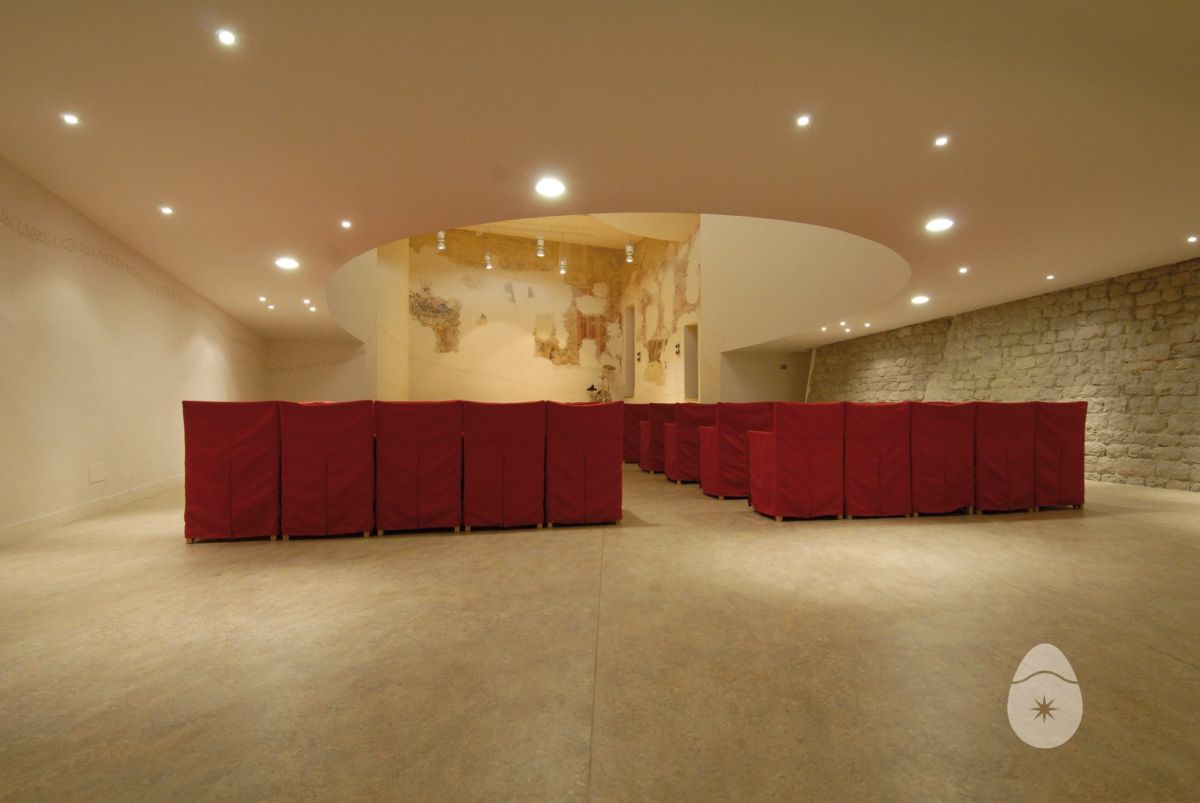 TEATRO ROSINI
L’originale situazione urbanistica del Teatro Rosini di Lucignano sfrutta ambienti preesistenti tra mura e torri castellane medioevali